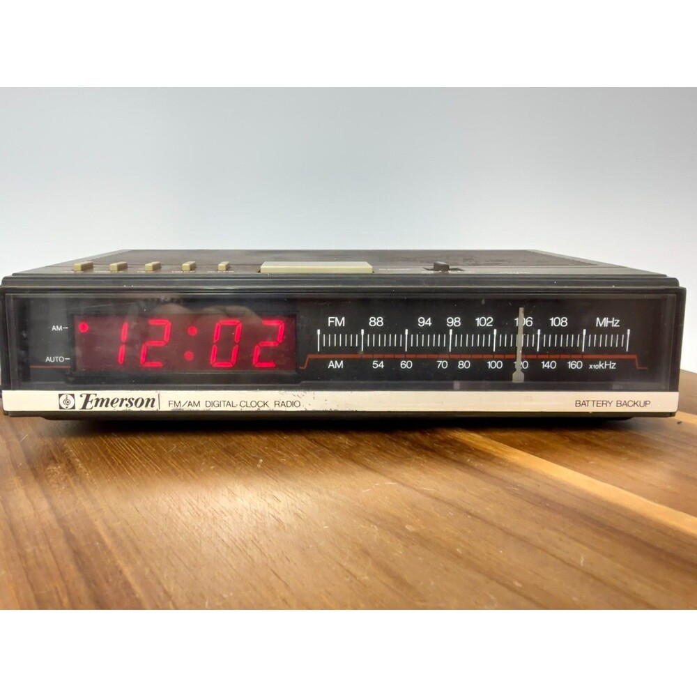 Vintage Emerson RED5511B FM/AM Digital Clock Radio Wood Grain Tested Working